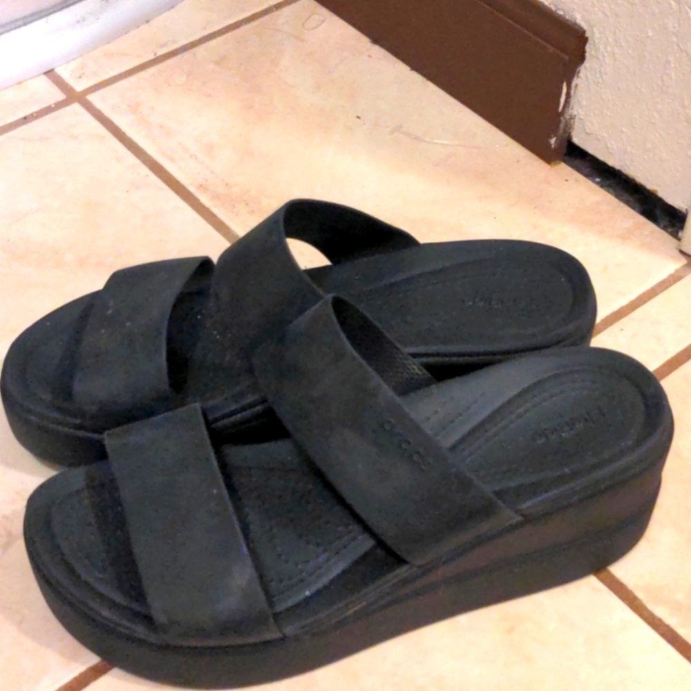 Black Crocs wedge